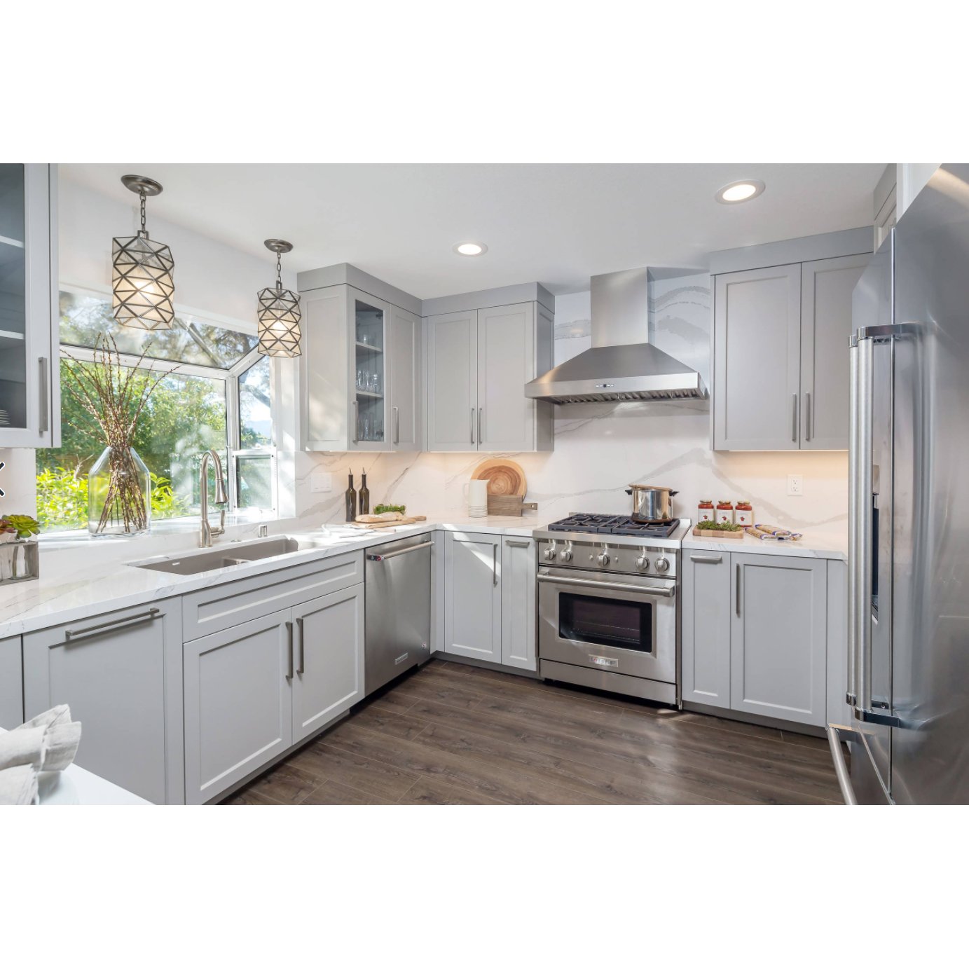 Modern European Style Classic DesignTop Shaker Style Solid Wood Kitchen Cabinet with Sink Hinge Faucet Drawer Basket