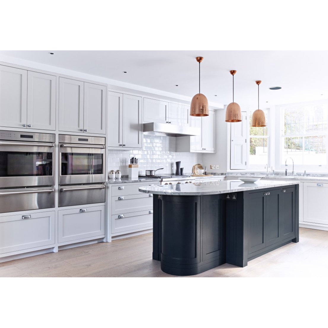Modern European Style Classic DesignTop Shaker Style Solid Wood Kitchen Cabinet with Sink Hinge Faucet Drawer Basket
