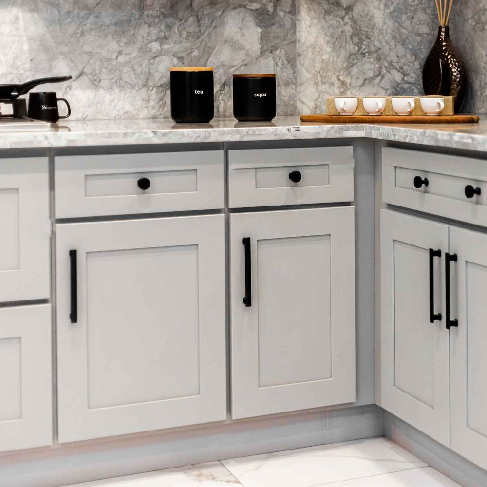 Modern Luxury Shaker Style Home Improvement White Lacquer Solid Wood RTA Framed Kitchen Cabinet With High-end Hardware