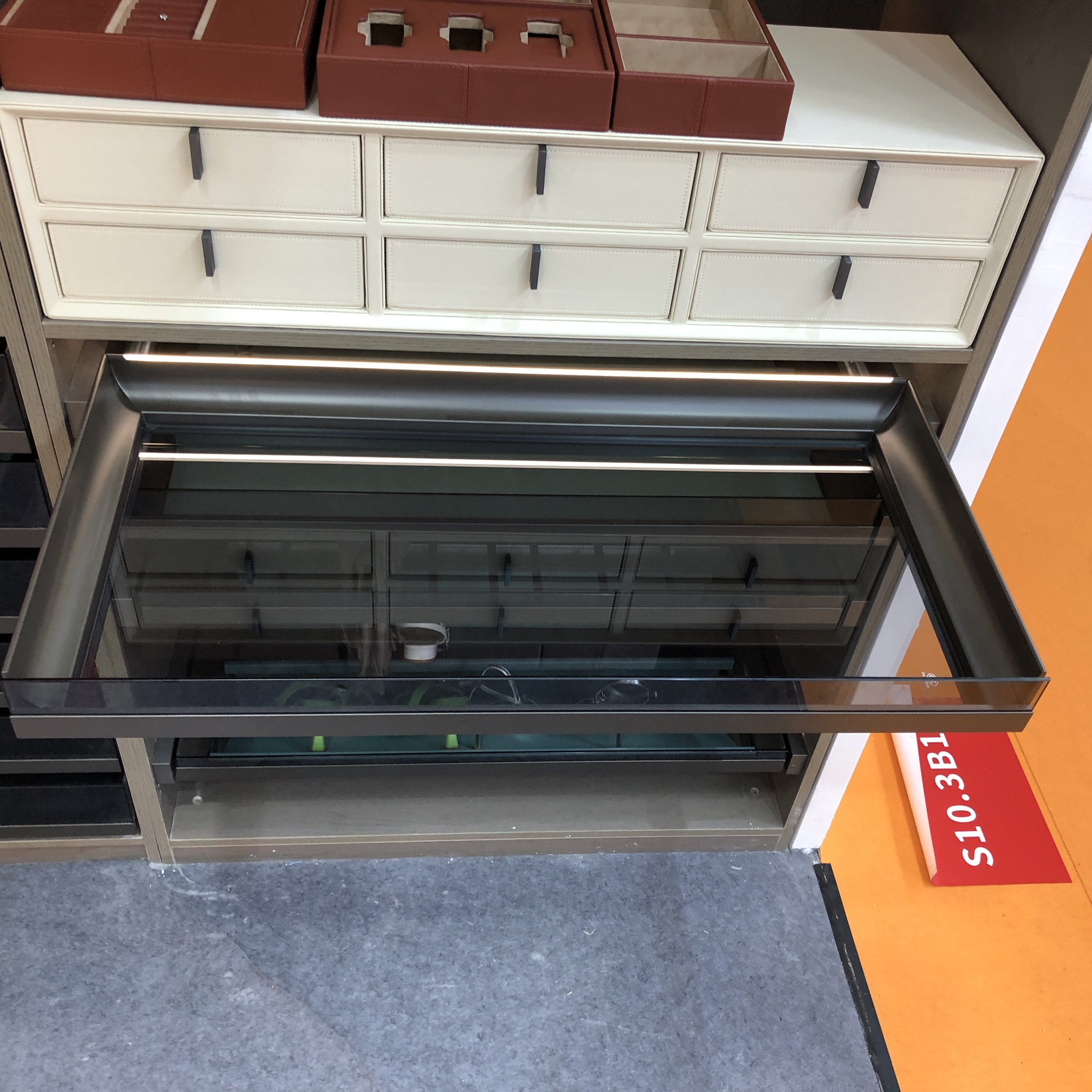 Customized Storage Organizer Aluminum Pull Out Soft Close Glass Flat Basket&Push To Open Drawer Slide with LED