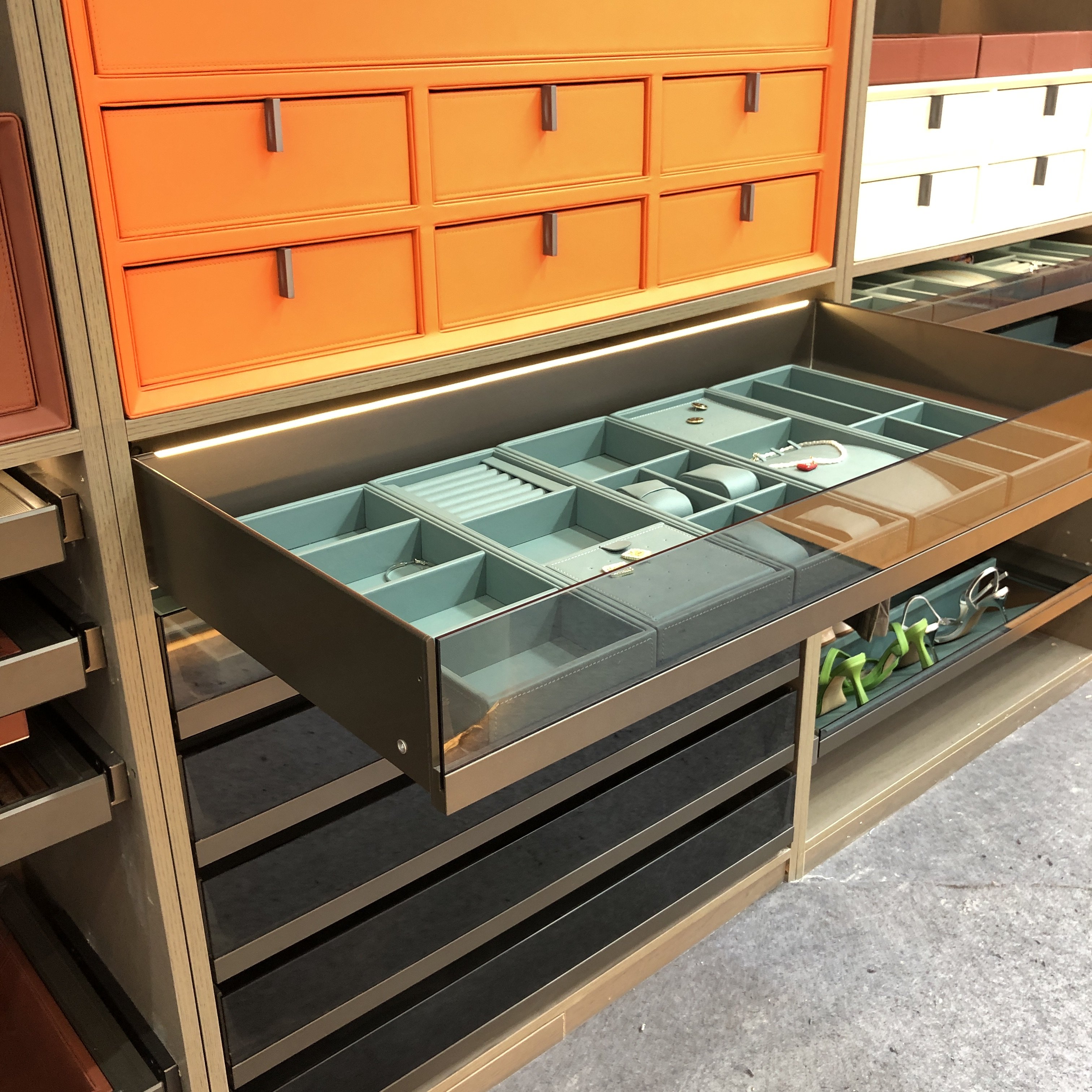 Customized Storage Organizer Aluminum Pull Out Soft Close Glass Flat Basket&Push To Open Drawer Slide with LED