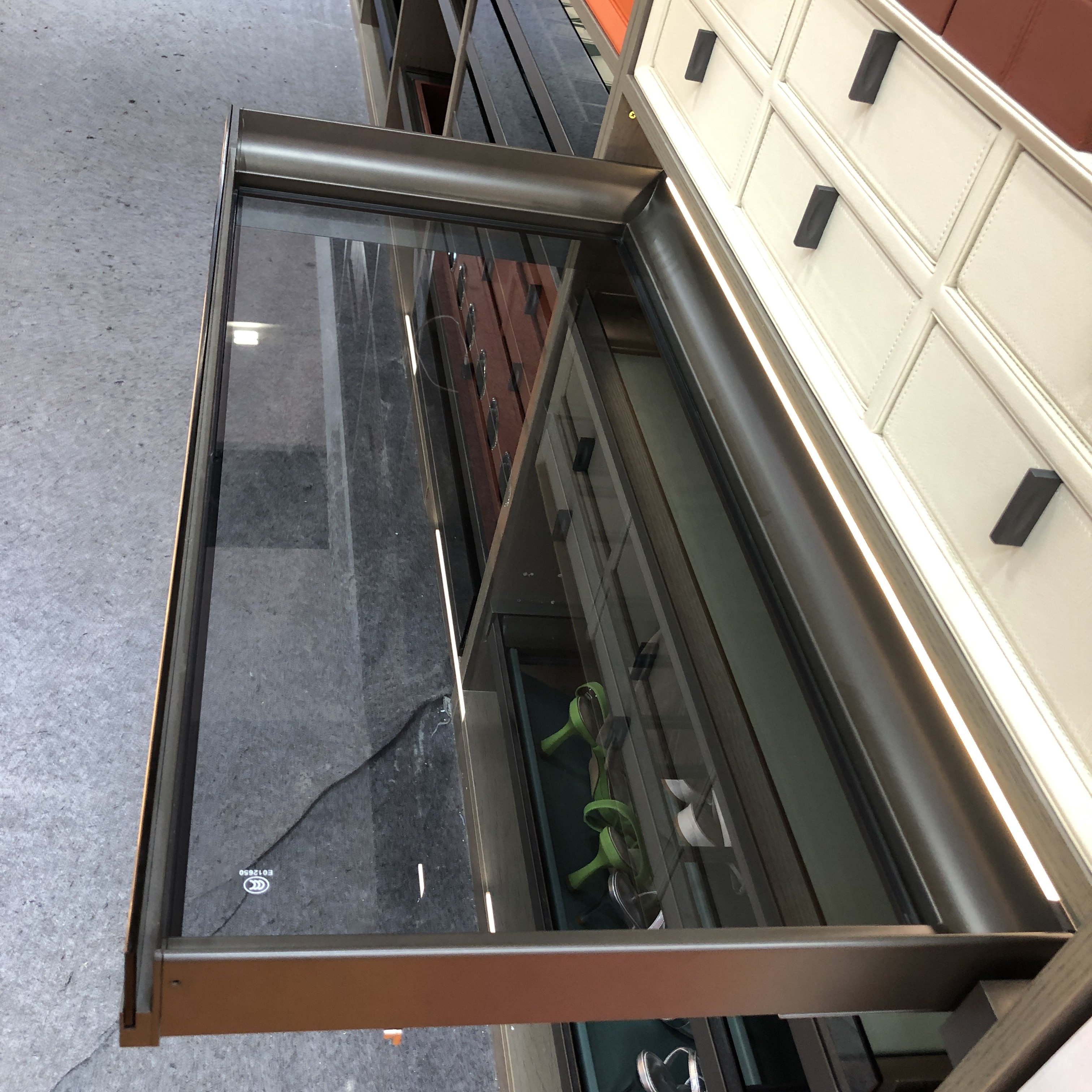Customized Storage Organizer Aluminum Pull Out Soft Close Glass Flat Basket&Push To Open Drawer Slide with LED