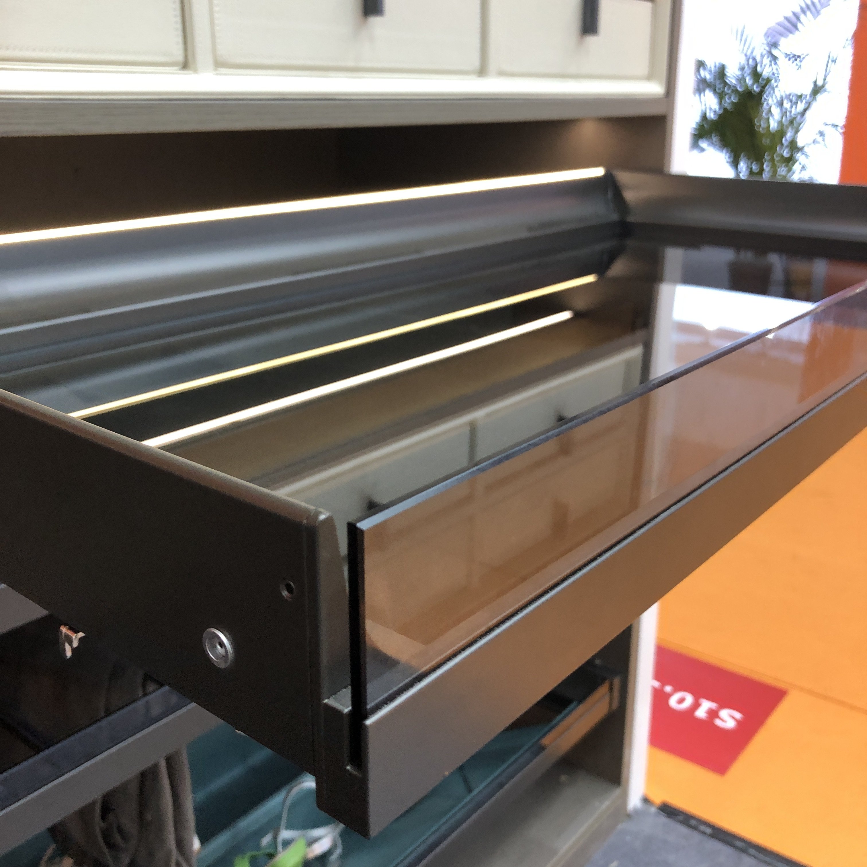 Factory wholesale Aluminum Storage Pull Out Soft Close Tempered Glass Flat Basket&Push To Open Drawer Slide with LED
