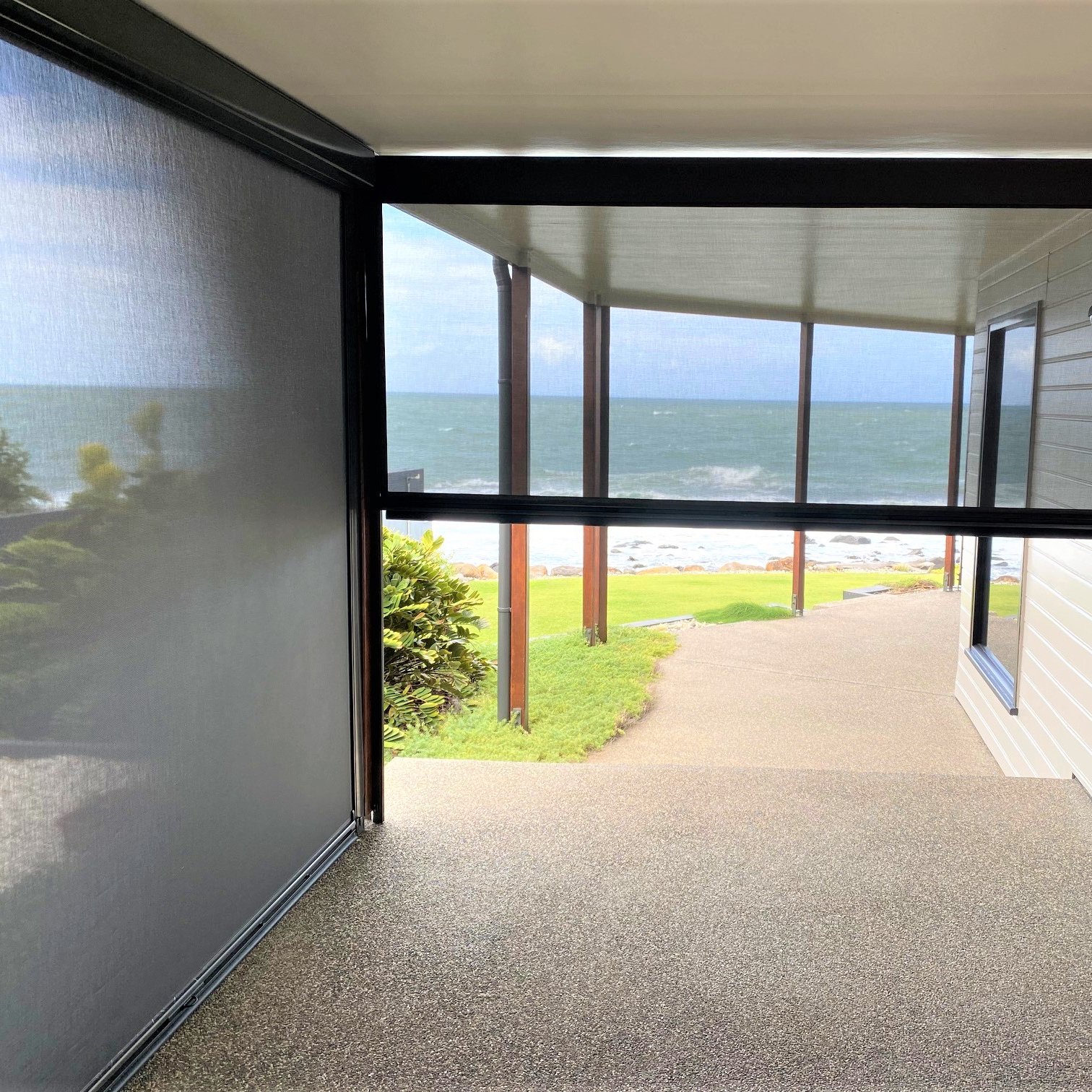 Window Rolling Zipper Track Outdoor Blinds Motorized Wire Motor Out Zip Screen Roller Shade Windproof Waterproof Balcony Screen