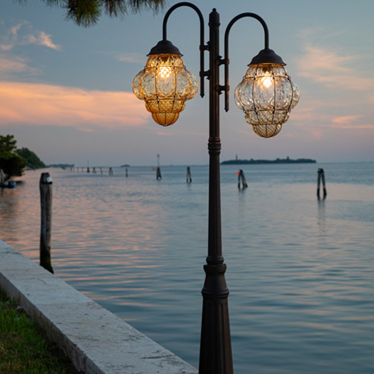 Italian-Made EP398-250CRB Classic Garden Pole Lamp Smart White LED Light Moving Glass Body for Outdoor Display & Warehouses