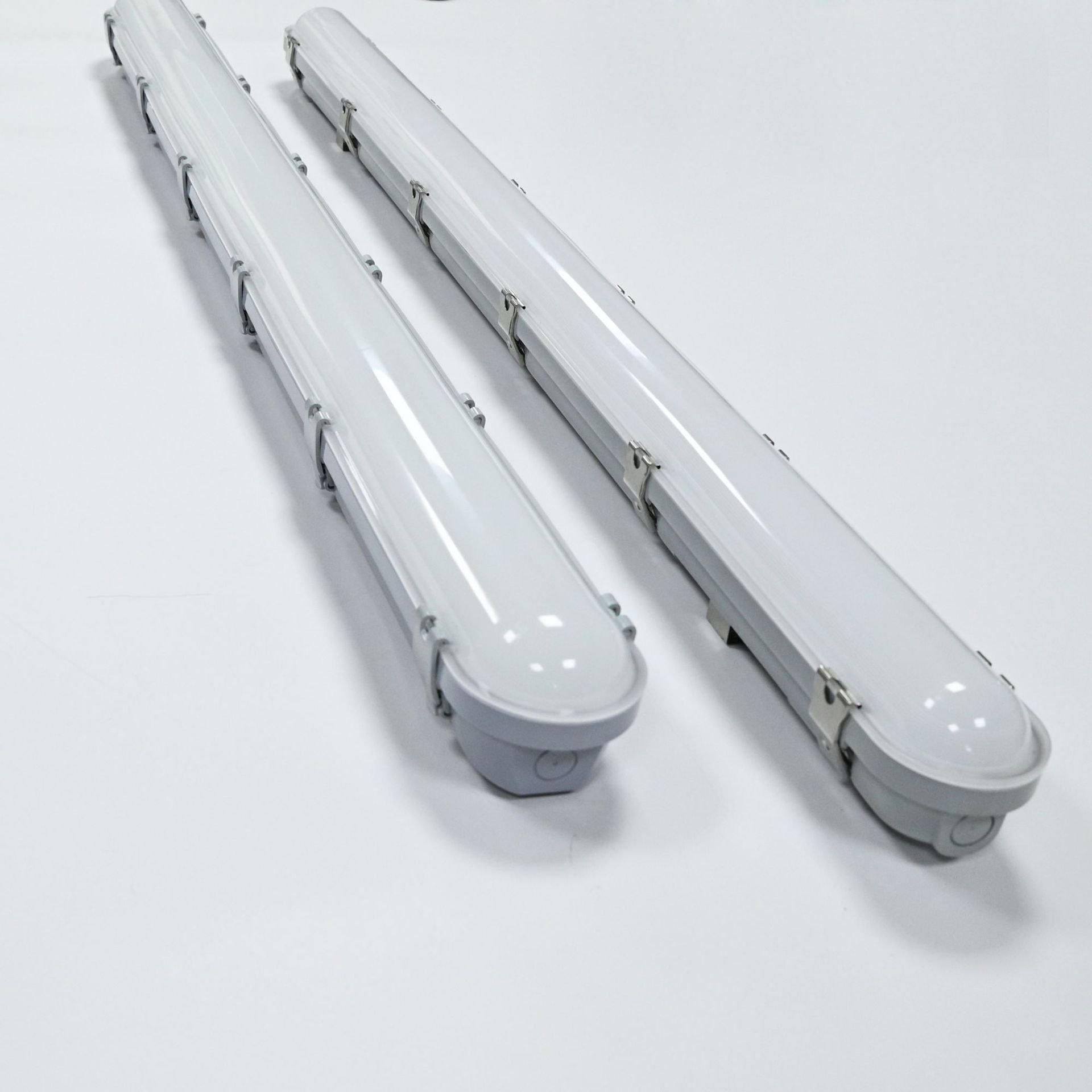 OEM IP65 Waterproof Indoor Outdoor Lighting Vapor Tight Water Proof Linear Fixture Shop Ceiling Tube Lights Led Tri-Proof Light