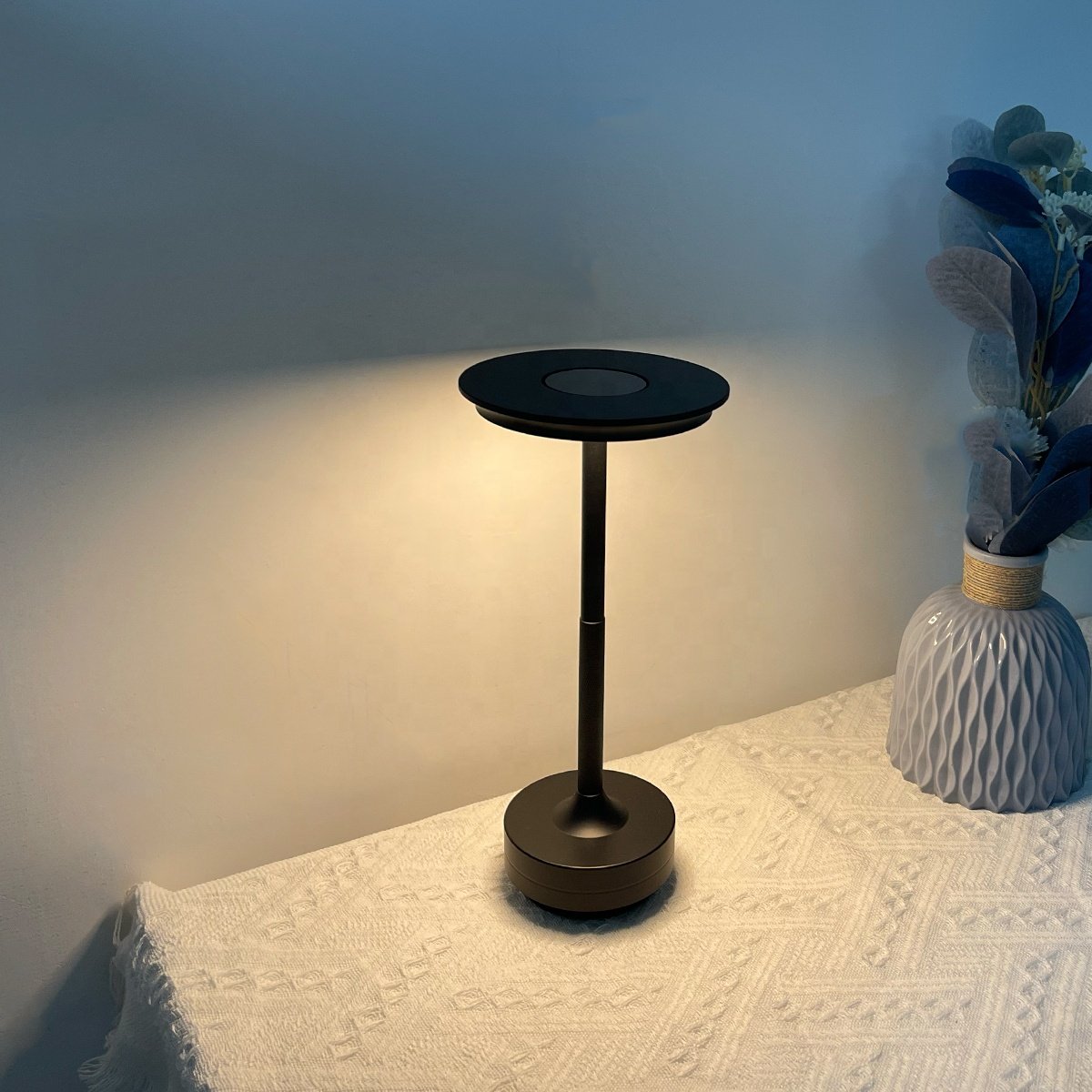 Morden Luxury Aluminium LED Cordless Table Lamp Decorative with USB Rechargeable Touch Switch Night Lights for Bars Restaurant