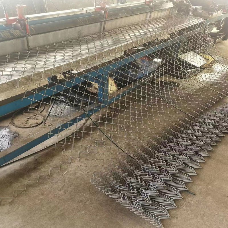 Chain link fence galvanized diamond hole cyclone wire fence design galvanized chain link fence wire mesh rolls