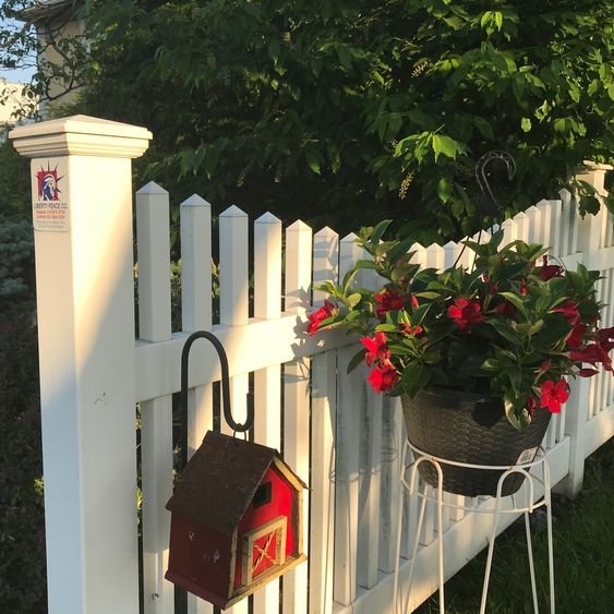 Environmental Protection Light Durable Factory Direct UV Proof White Landscape Decor Palisade PVC Picket Fence