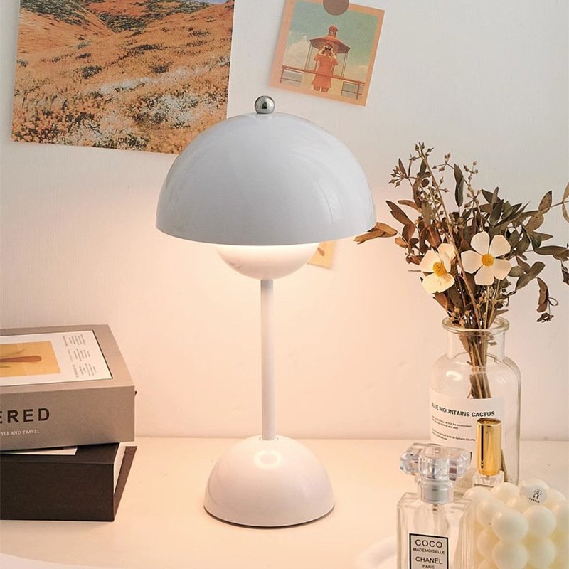 Factory Hot Sale Led Rechargeable Table Lighting Touch Switch Table Lights Modern Mini Flower Design Desk Lamp for Bar