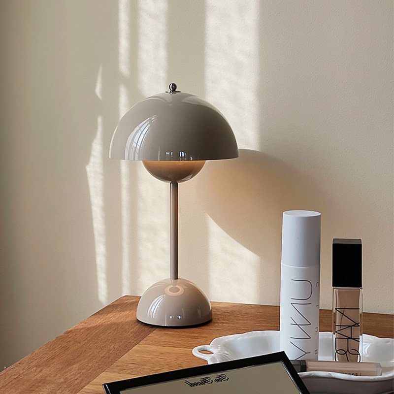 Factory Hot Sale Led Rechargeable Table Lighting Touch Switch Table Lights Modern Mini Flower Design Desk Lamp for Bar
