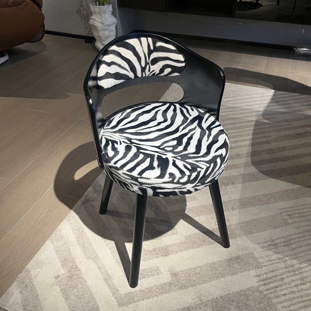 Modern simple solid wood dining chair Nordic light luxury designer cloth chair living room back chair family dining room book ch
