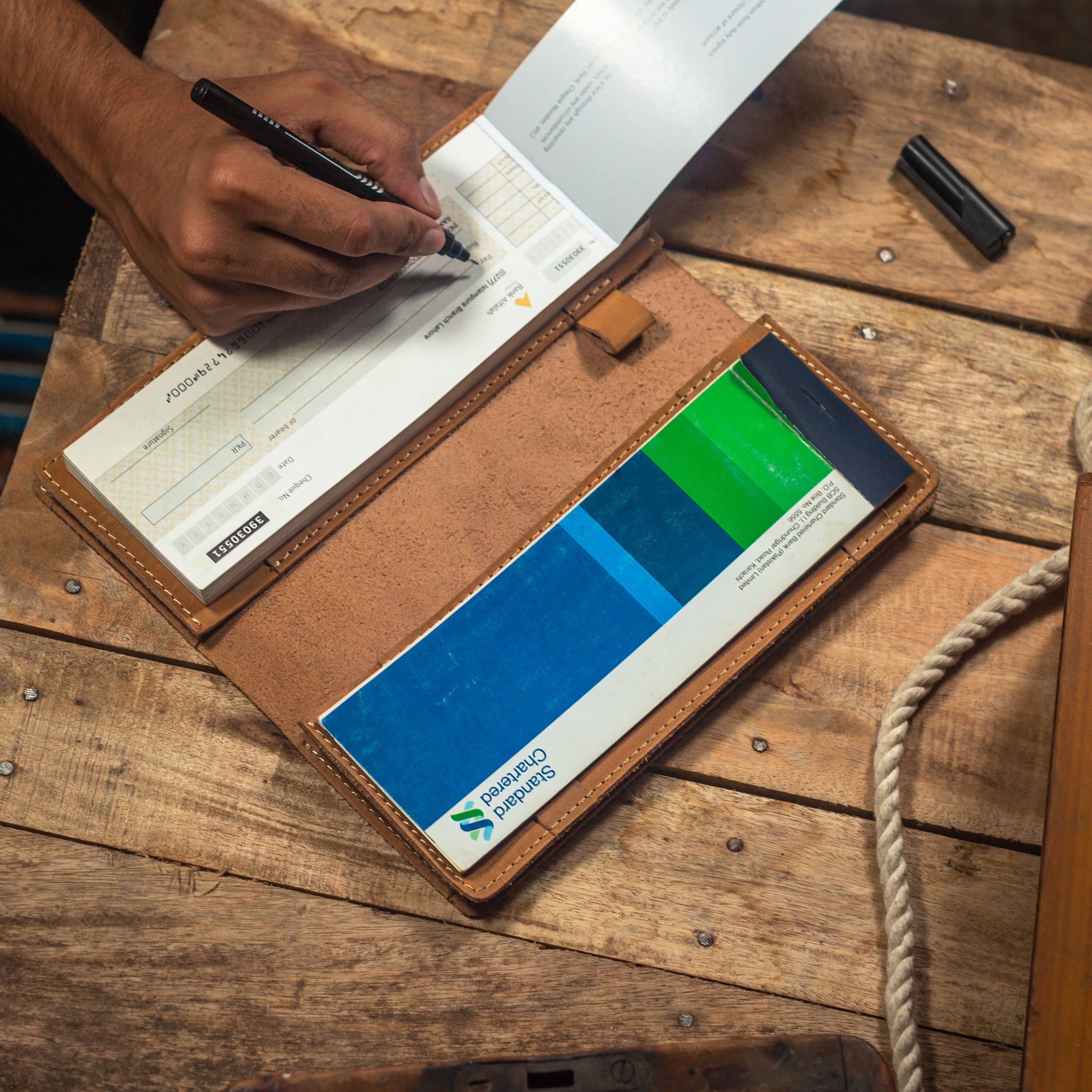 New Design Leather Cheque Book Cover Customizable Logo Wholesale Leather Check Book Holder With Pen Space Long Wallet