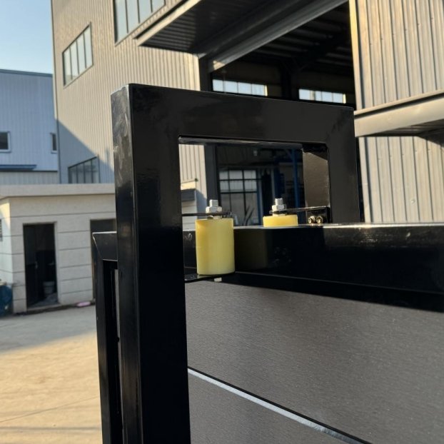 Wpc Sliding Door Roller Gate Motor Plastic Garden Fence Solar Lighted Garden Fence Heavy Duty Automatic Steel in China