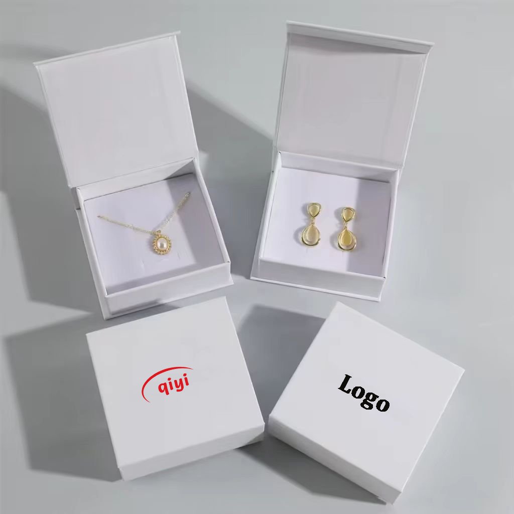 Personalized 9*9*3.5cm Black Luxury Flip Magnetic Necklace Jewelry box with logo Cardboard Bracelet Ring Necklace Jewelry Box
