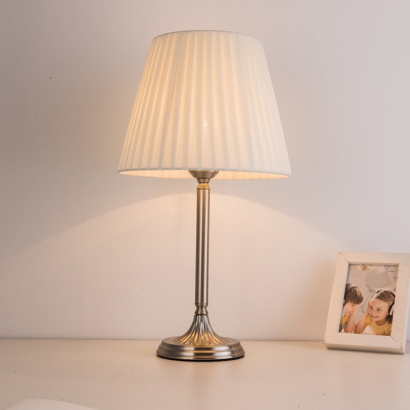 2023 high quality nordic design round iron indoor bedroom living room modern led desk table lamp AC220V 3000K E27