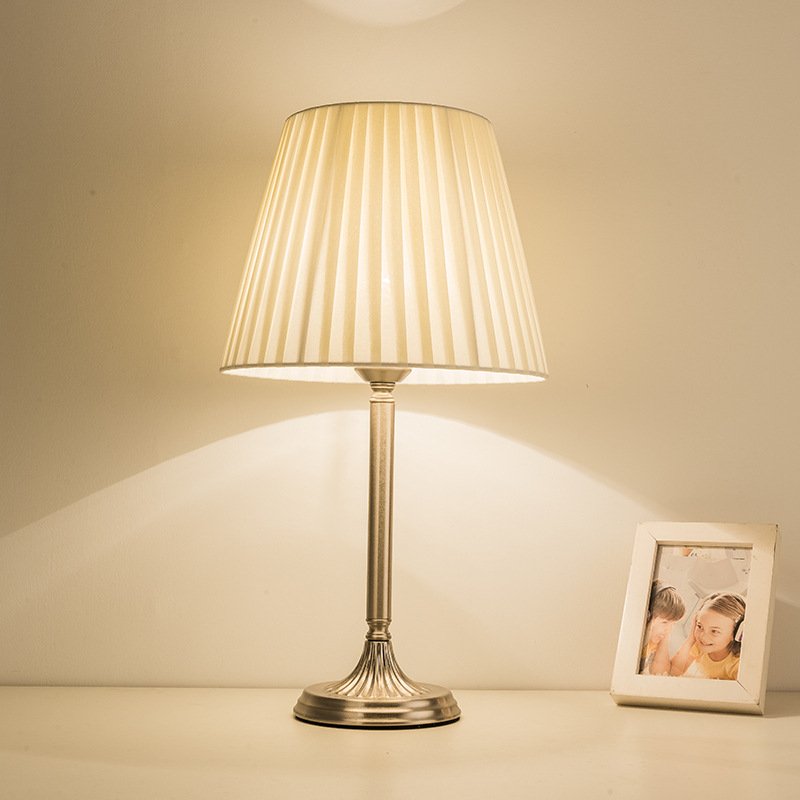 2023 high quality nordic design round iron indoor bedroom living room modern led desk table lamp AC220V 3000K E27