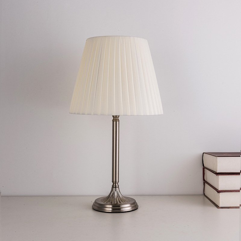 2023 high quality nordic design round iron indoor bedroom living room modern led desk table lamp AC220V 3000K E27