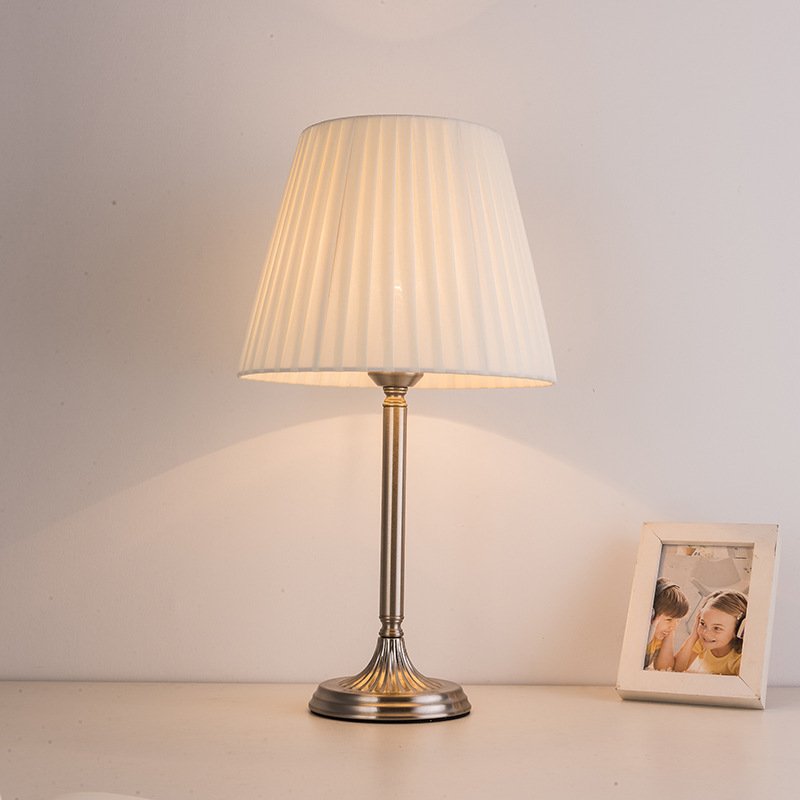 2023 high quality nordic design round iron indoor bedroom living room modern led desk table lamp AC220V 3000K E27