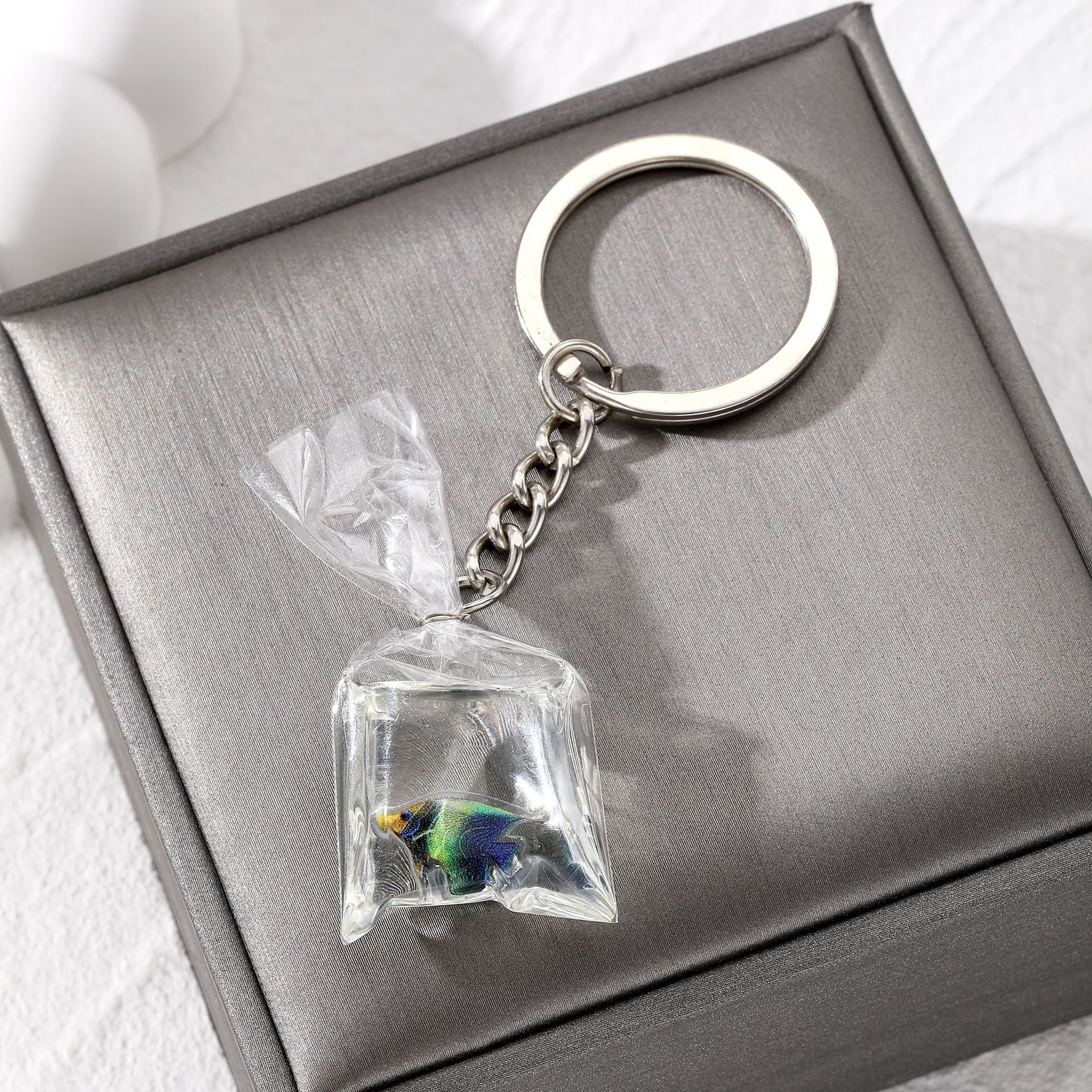 Creative water bag fish pendant key chain tropical fish transparent resin backpack pendant keychain for Aquarium Promotion