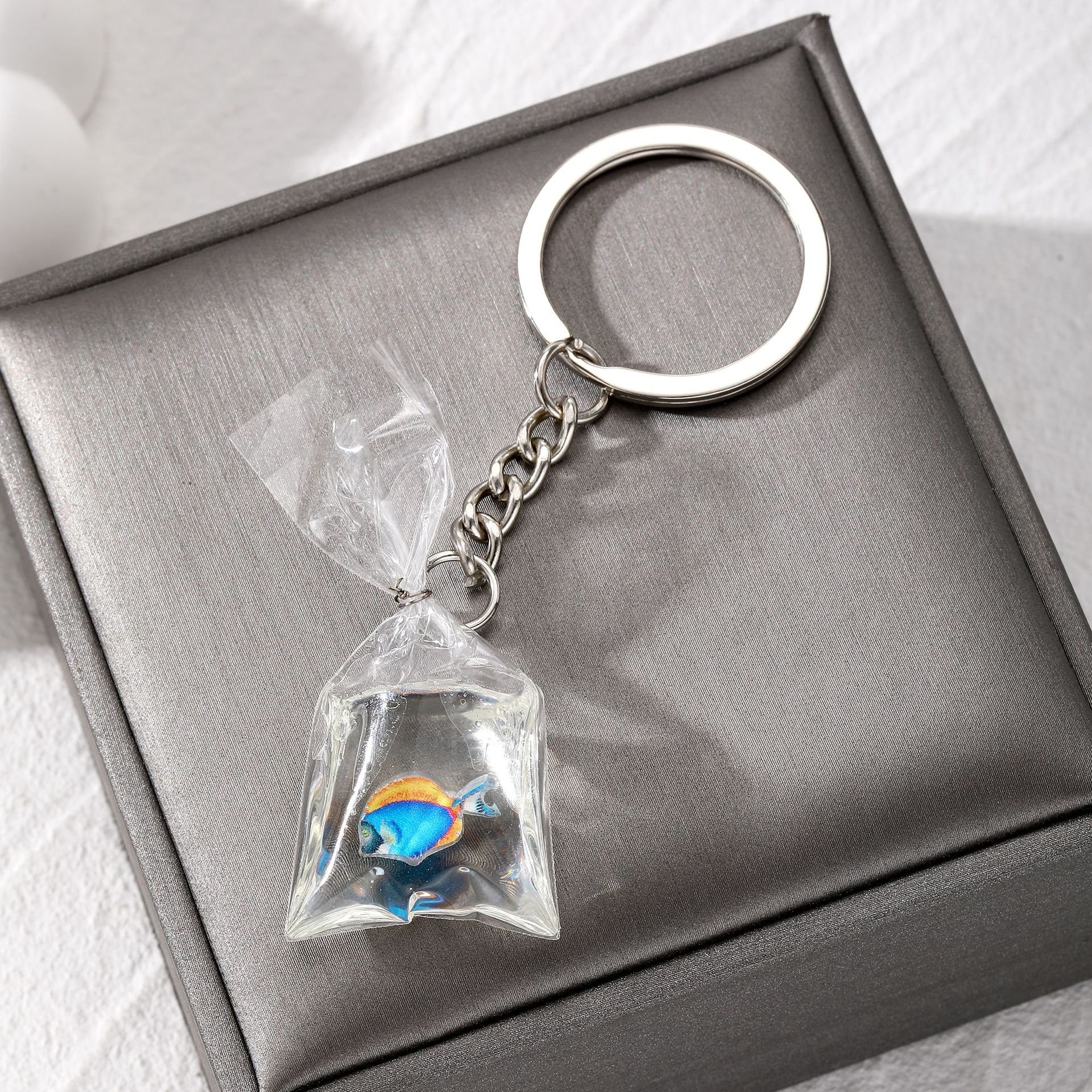 Creative water bag fish pendant key chain tropical fish transparent resin backpack pendant keychain for Aquarium Promotion