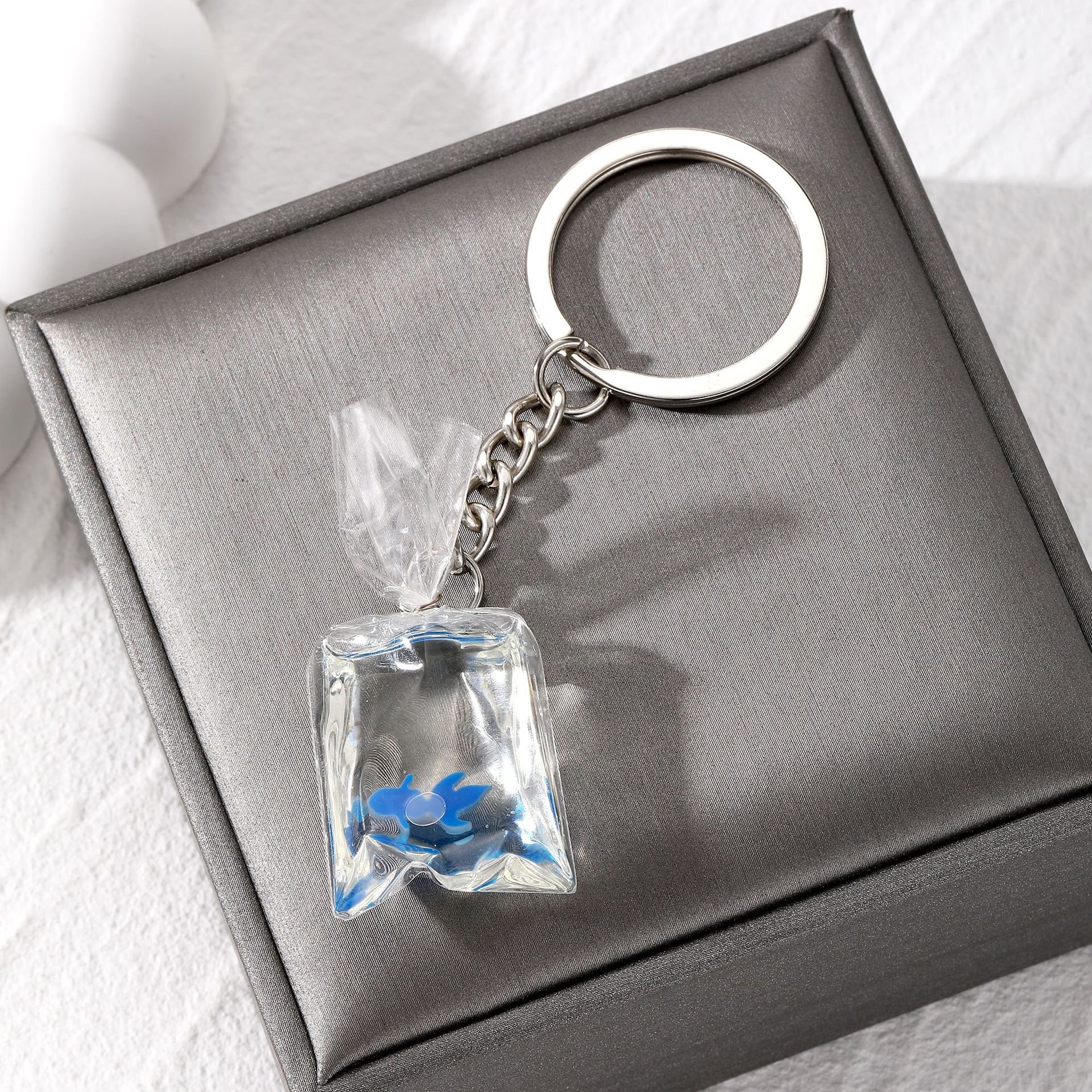 Creative water bag fish pendant key chain tropical fish transparent resin backpack pendant keychain for Aquarium Promotion