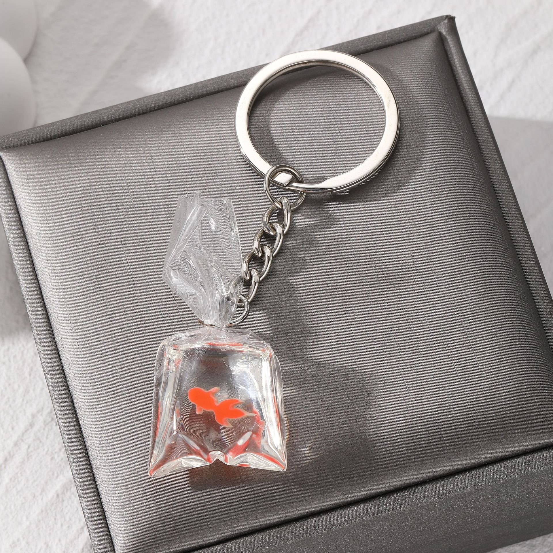 Creative water bag fish pendant key chain tropical fish transparent resin backpack pendant keychain for Aquarium Promotion