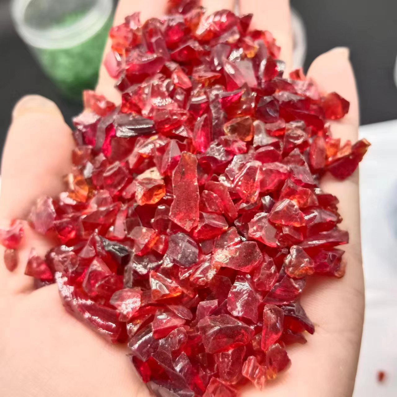 Manufacturer provides colored glass sand for epoxy flooring wear-resistant material, black glass sand