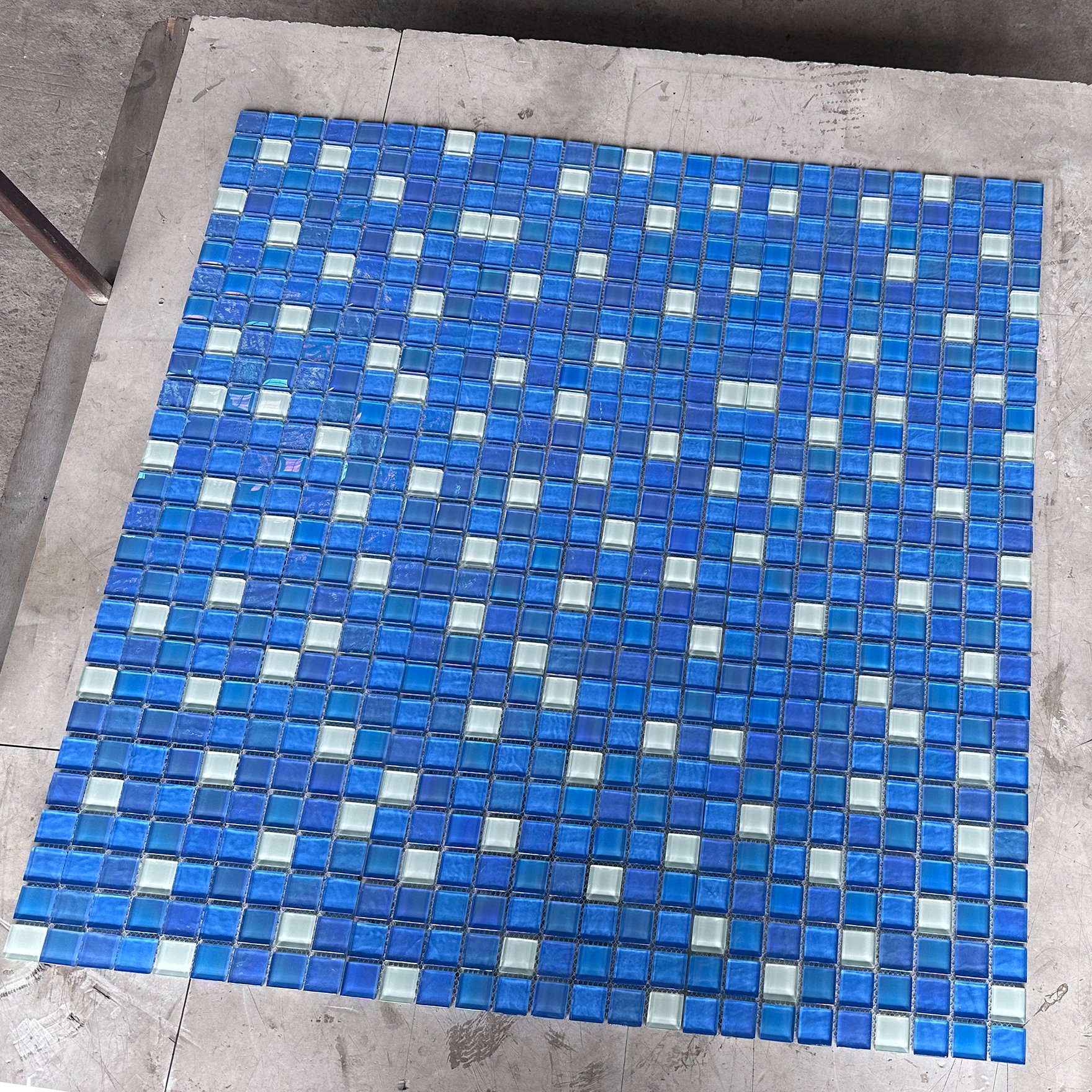 Glow In Dark Light Blue 15% Luminous Swimming Pool Mosaic Starry Sky Roof Effect Iridescent Crystal Magic Glass Mosaic Tile