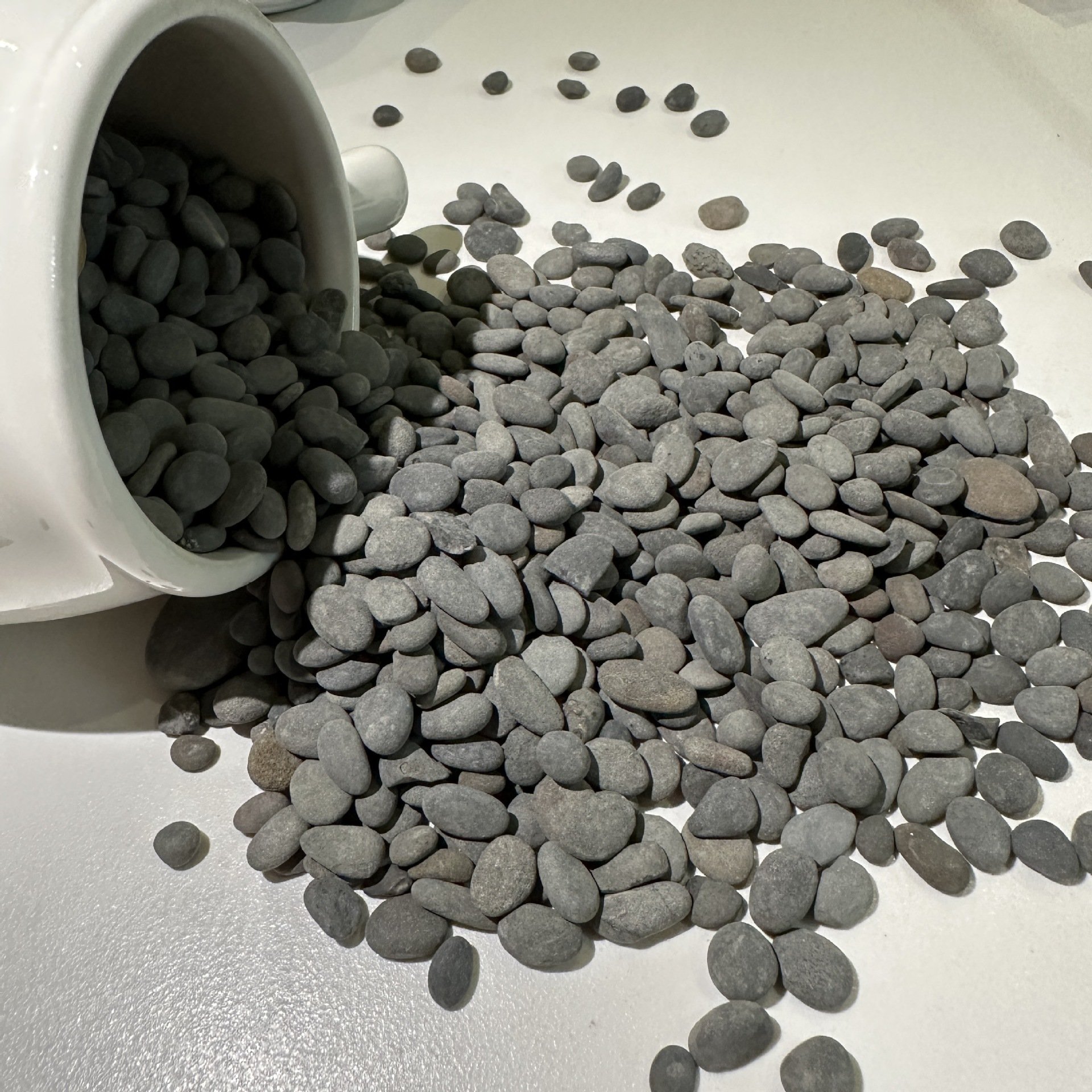Natural Gray Black White Red Pebble Garden Decor Stones for Aquarium Landscaping