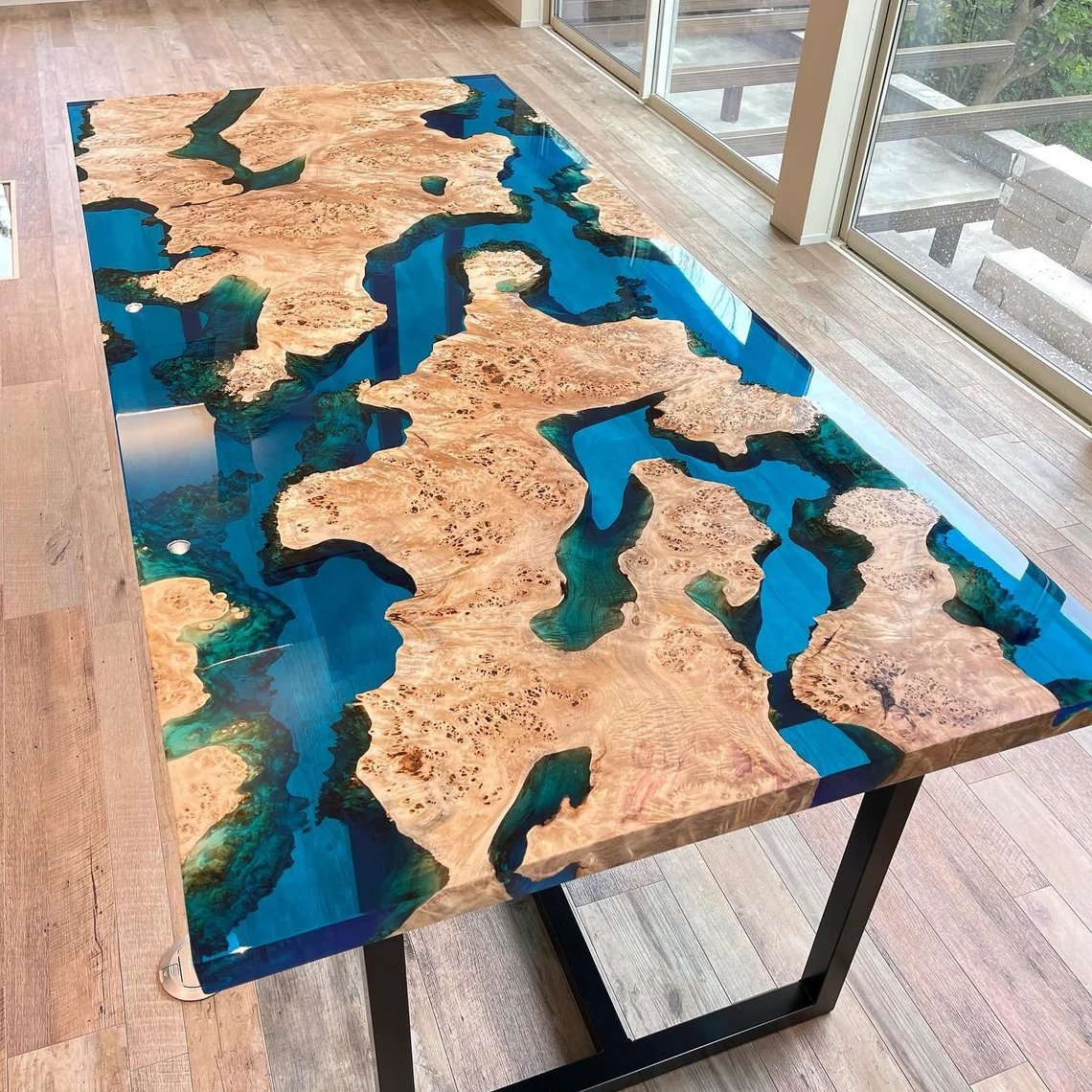Wholesale Resin Wood Dining Table Customizable Sizes and Artisan Crafted Finish for Distinctive Gym Interiors