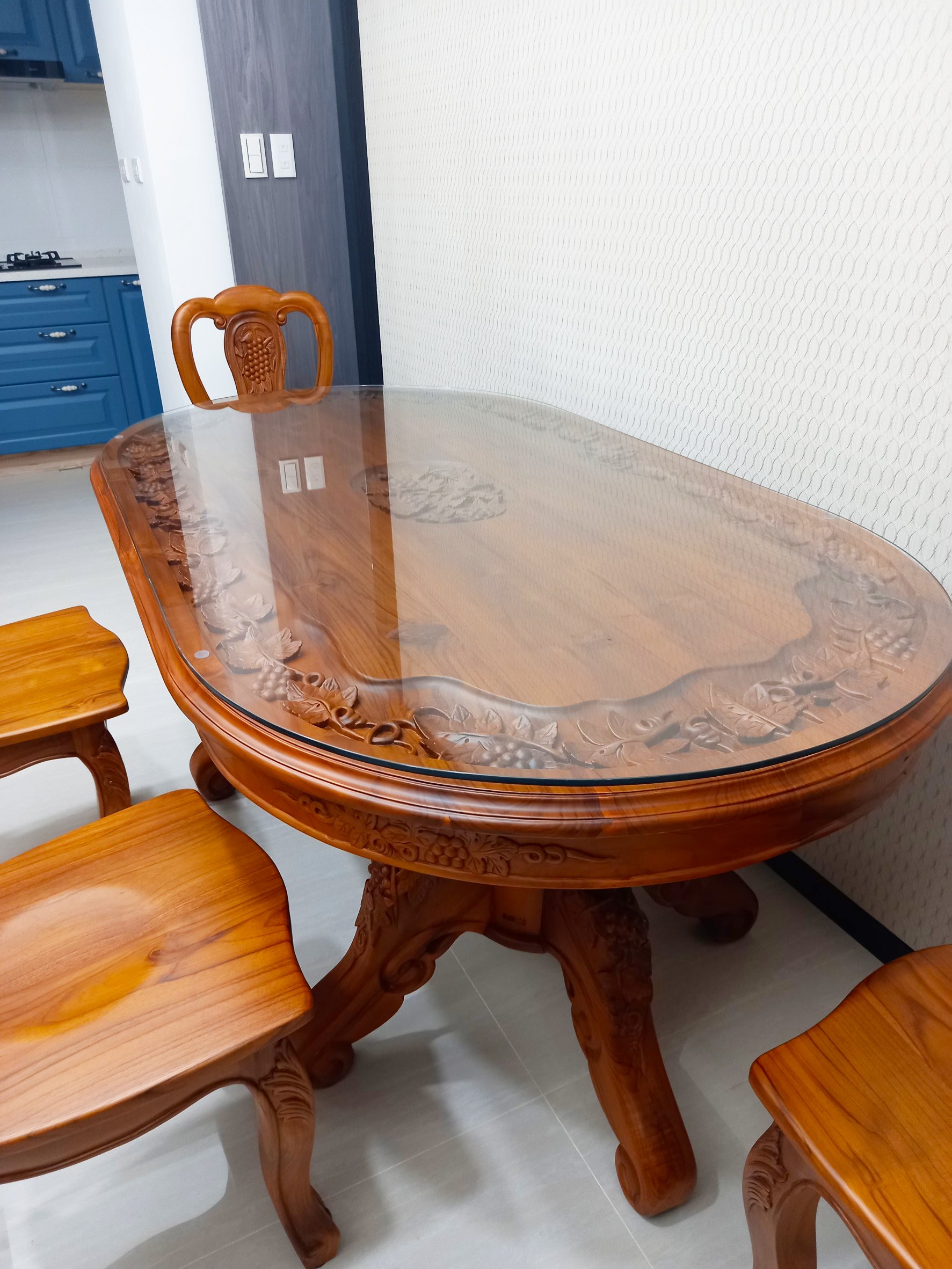 Luxurious Romantic Handmade Carved Teak Oval Dining Table with Grape Carving for Restaurant and Dining Room