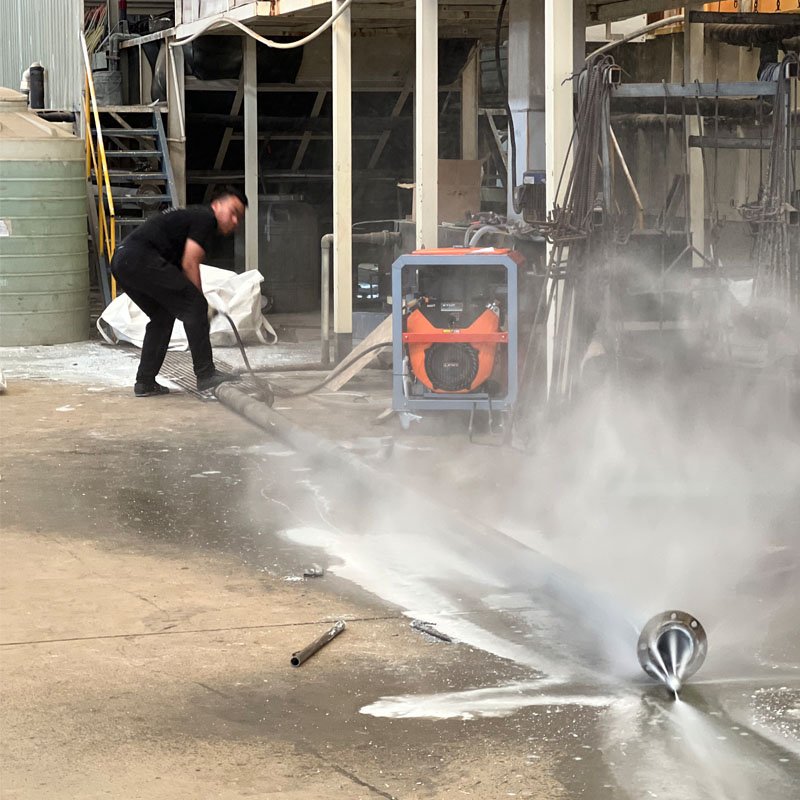 Professional and mobile sewage dredging machine CE certified for safety and reliability Italian AR pump sewer cleaning machine
