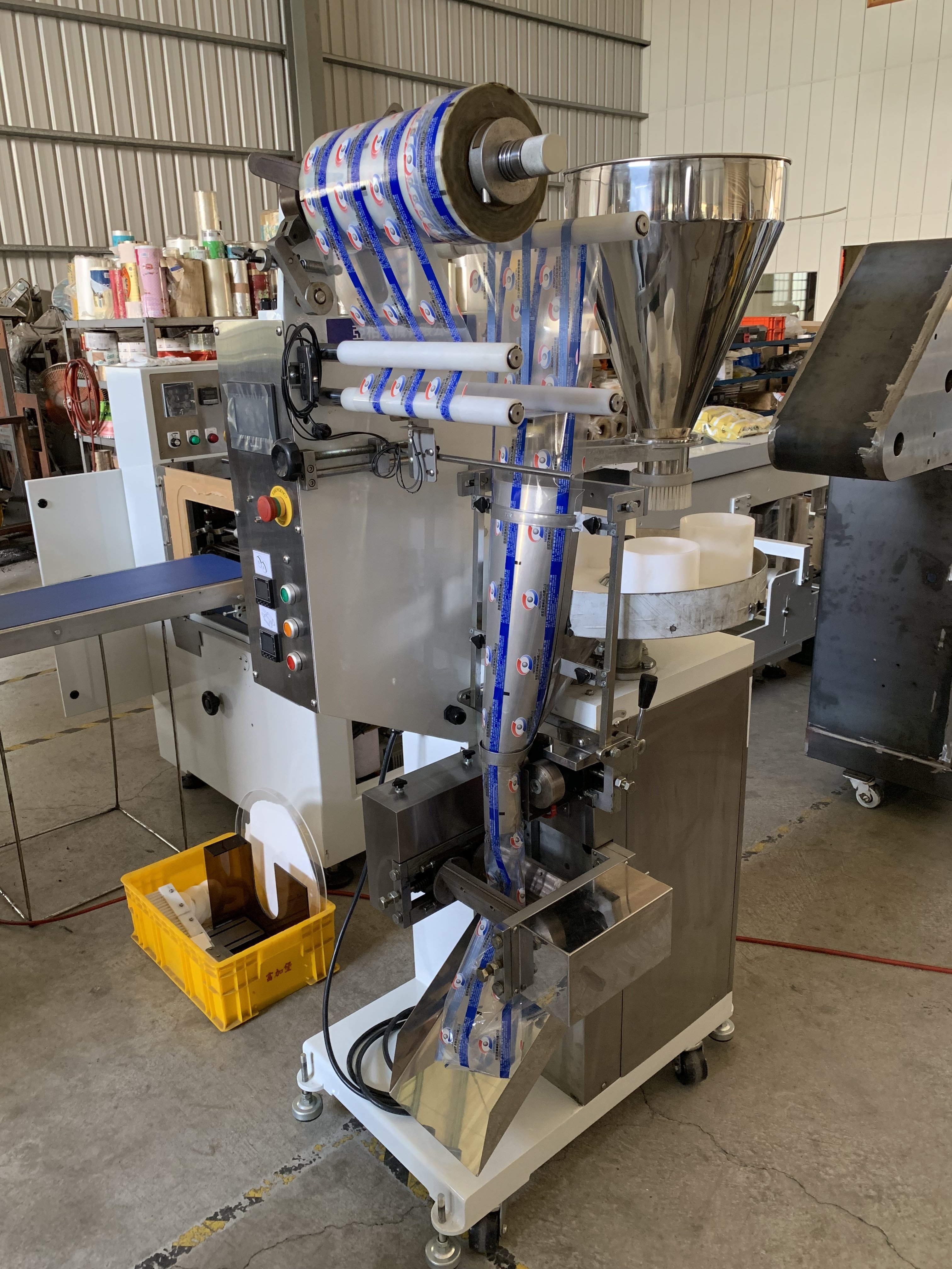 High Productivity Vertical Form Fill Seal Packaging Machine Multi-function Automatic Packing for Liquid Cream Gel Sauces Water