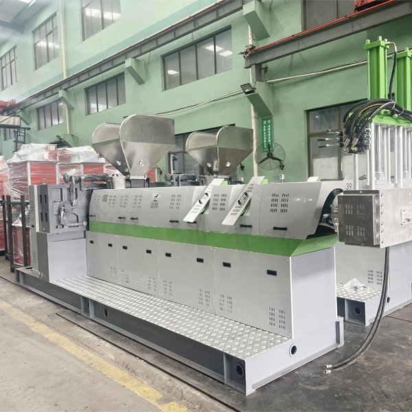 LDPE HDPE recycling granulator, with an hourly output of 200-300KG, cut into plastic particles after water cooling Price
