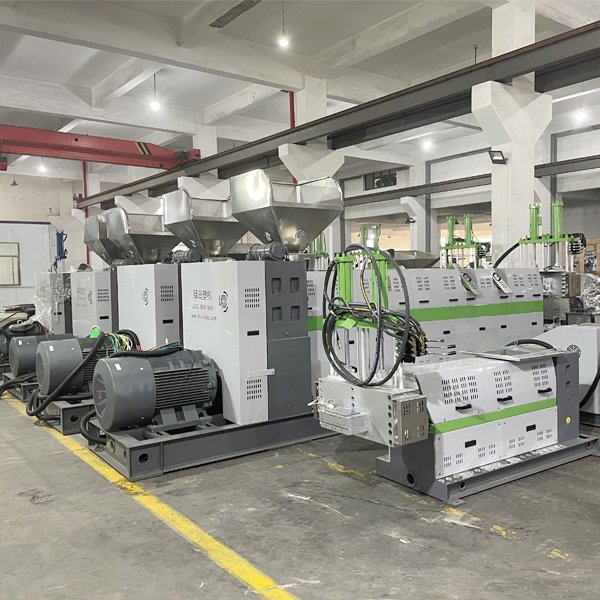LDPE HDPE recycling granulator, with an hourly output of 200-300KG, cut into plastic particles after water cooling Price