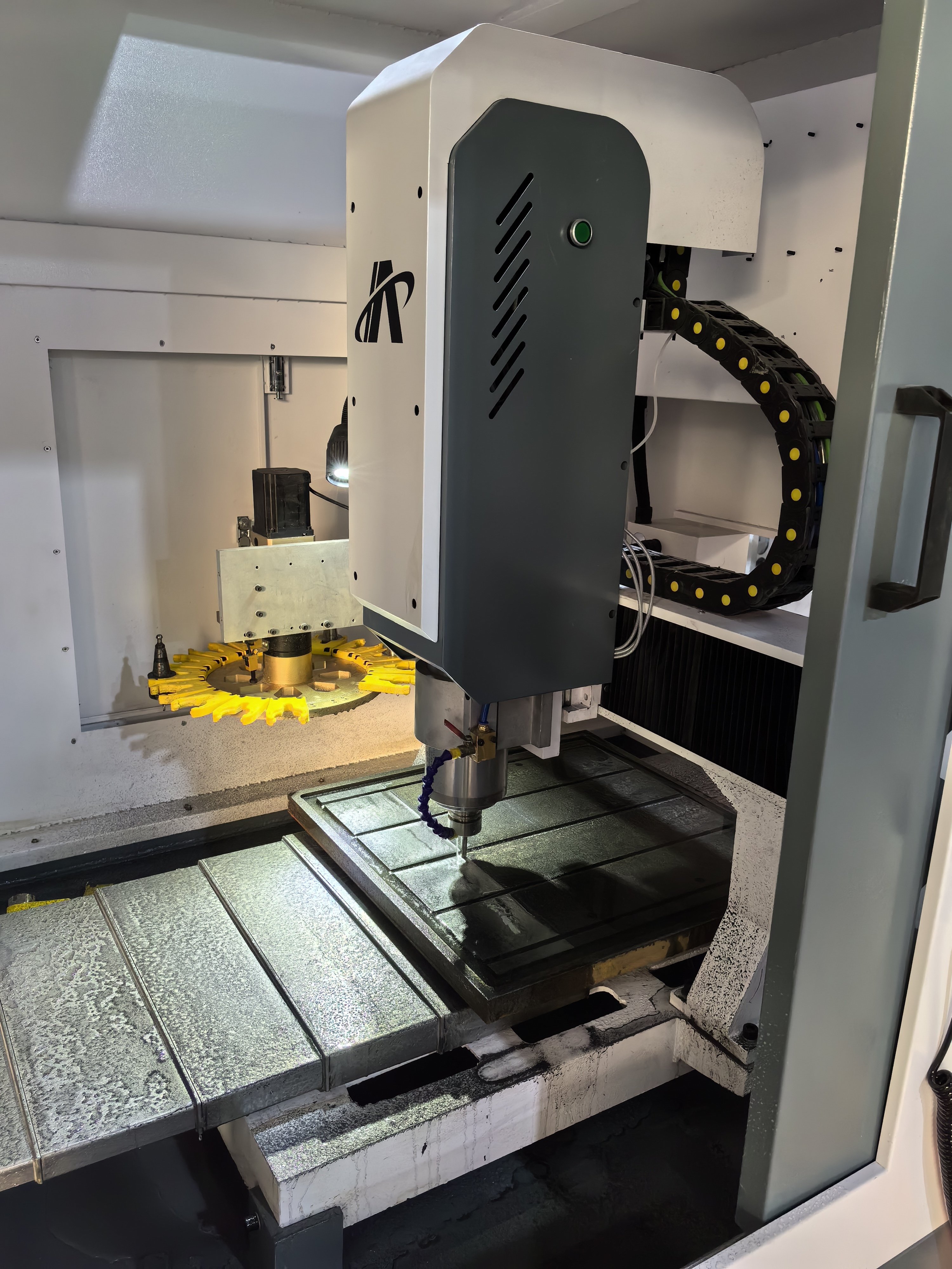 Hot Selling Metal Mould Machine 6060 4040 Full Cover Semi Cover Metal CNC Milling Machine with CE ISO Certificate