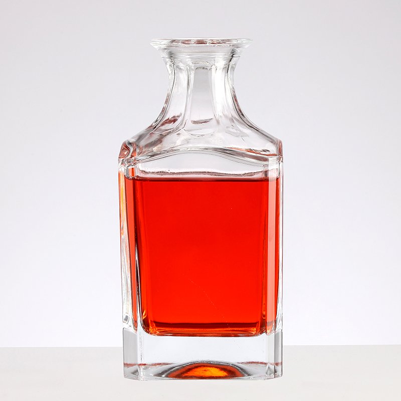 Hot Selling Square Whiskey Decanter 750ml Lead-free Glass Whiskey Bottle Wine Bottles with Glass Stopper