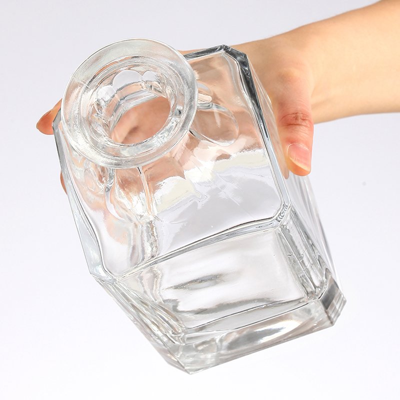 Hot Selling Square Whiskey Decanter 750ml Lead-free Glass Whiskey Bottle Wine Bottles with Glass Stopper
