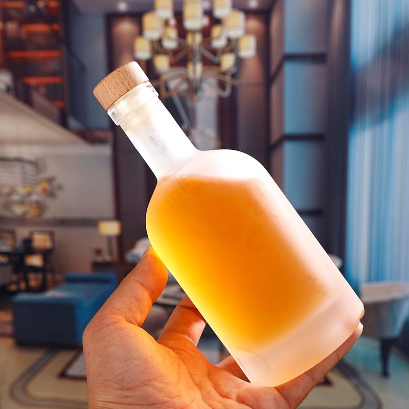 Premium customized 1L, 750ml, 500ml, 375ml, 200ml 100ml glass bottle with Cork/ liquor fancy vodka glass bottle