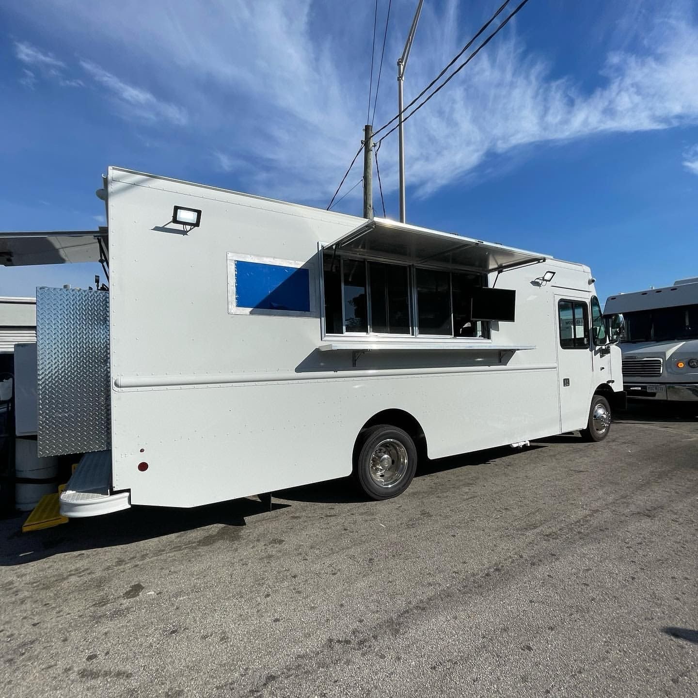 Best Quality Electric Fully Equipped Used Mobile Food Truck Ready For Export