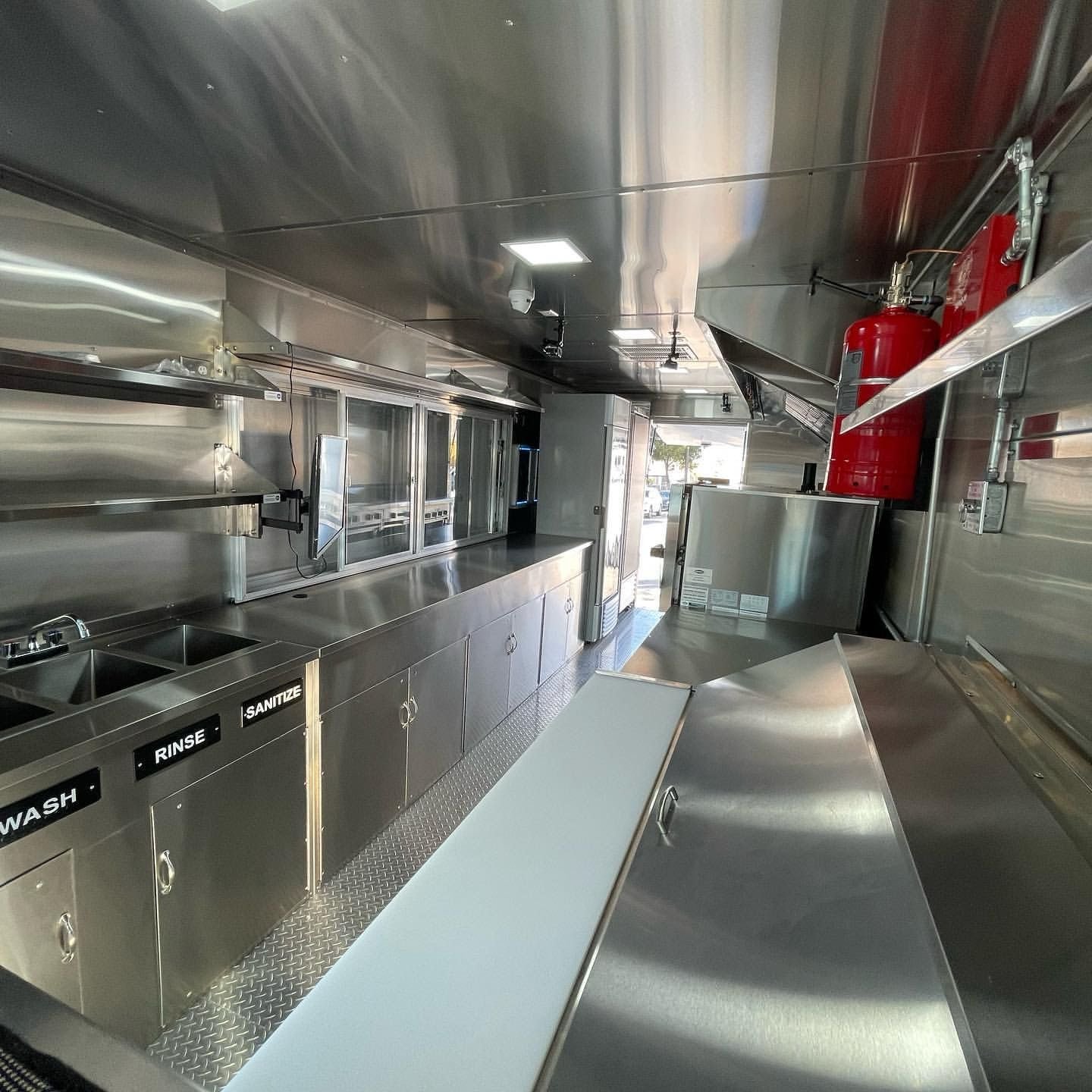 Best Quality Electric Fully Equipped Used Mobile Food Truck Ready For Export
