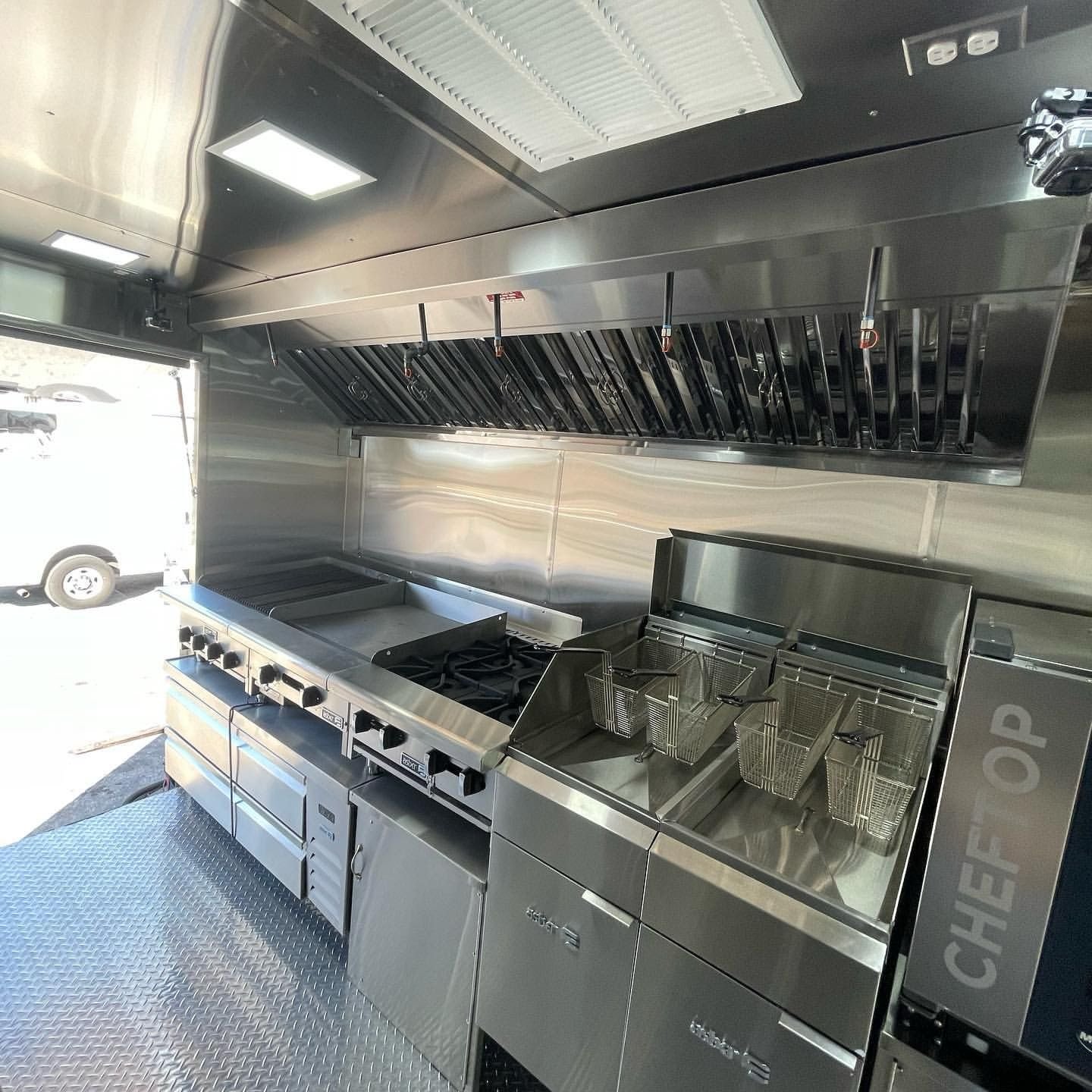 Best Quality Electric Fully Equipped Used Mobile Food Truck Ready For Export
