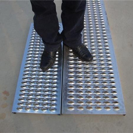 Galvanized Anti-slip safety walking grating for stair Treads Anti Skid O-grip strut stair tread or Walkway Grip Strut Grating
