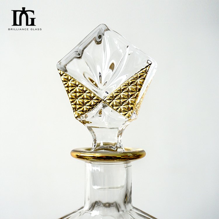 Wholesale customized Hot Selling premium whiskey glass bottle Crystal Decanter 650ml Whiskey Glass Wine Bottles