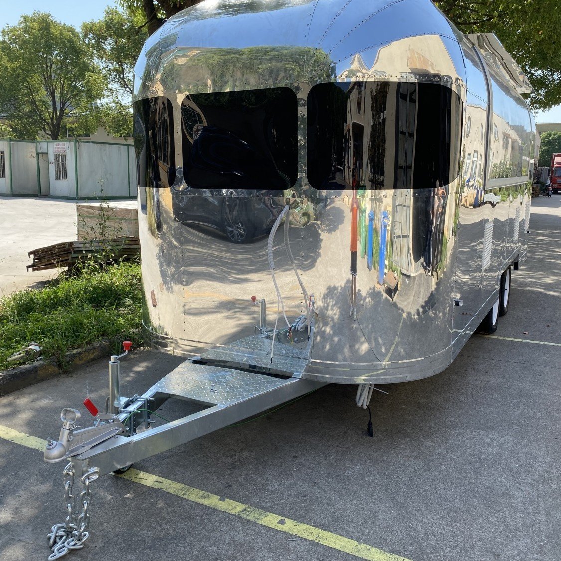 Outdoor Mobile Kitchen Airstream Look Trailer on the Road with High Safety Standard
