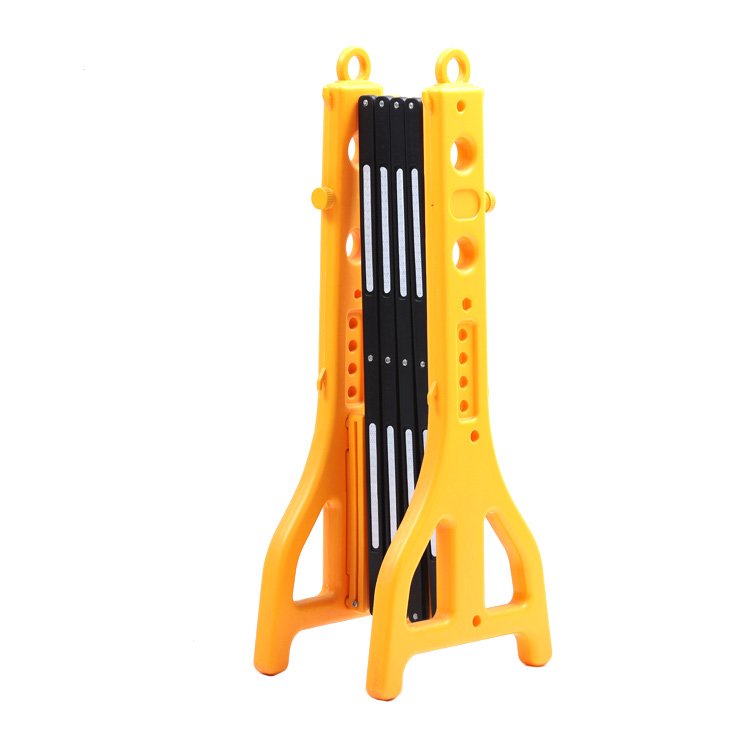 PE Barrier Plastic Barricade Water Filled Yellow Traffic Barricade Reflective Strips Mobile Expandable Safety Barricades