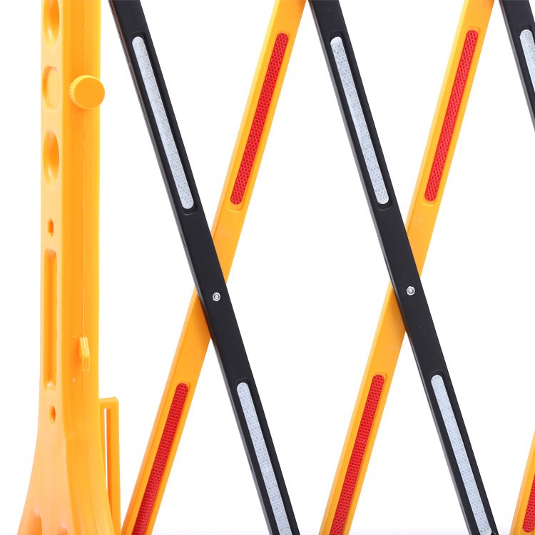 PE Barrier Plastic Barricade Water Filled Yellow Traffic Barricade Reflective Strips Mobile Expandable Safety Barricades