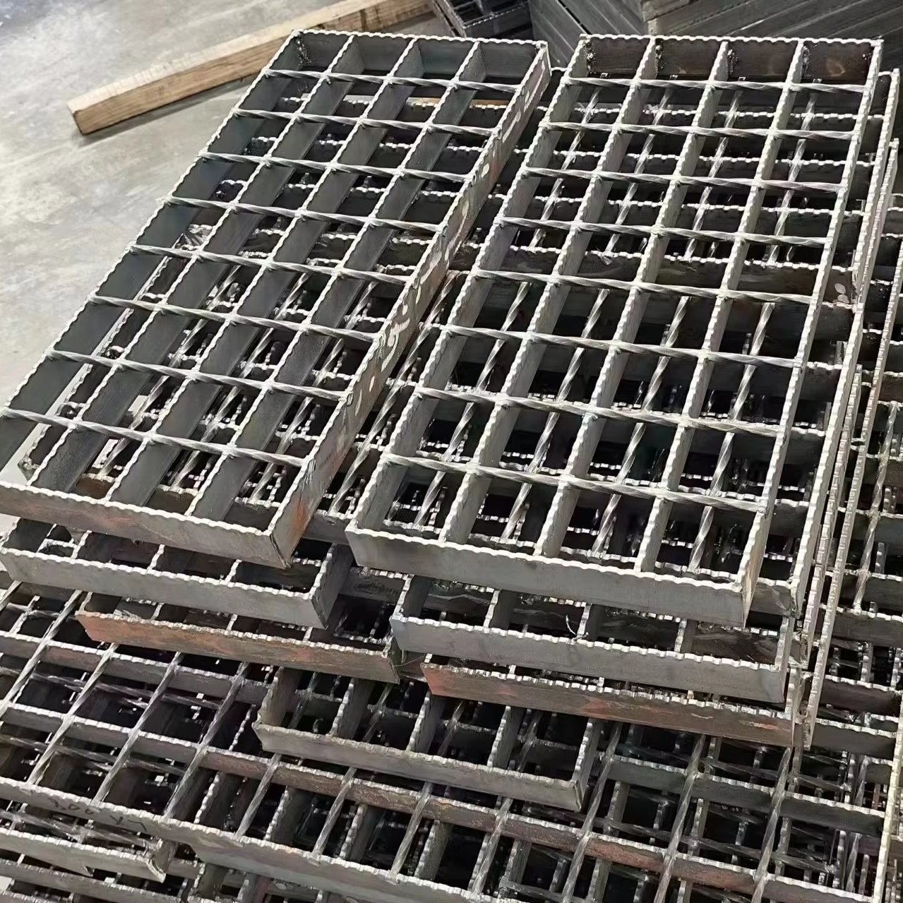 Supplier Outdoor Safety building grille Walkway step ramp platform serrated black hot-dip galvanized steel grille