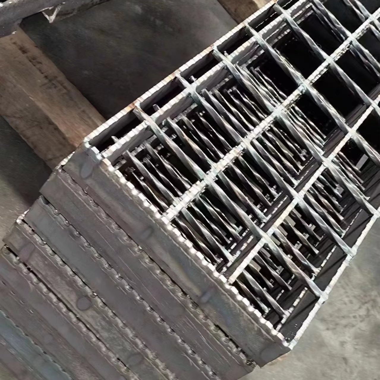 Supplier Outdoor Safety building grille Walkway step ramp platform serrated black hot-dip galvanized steel grille